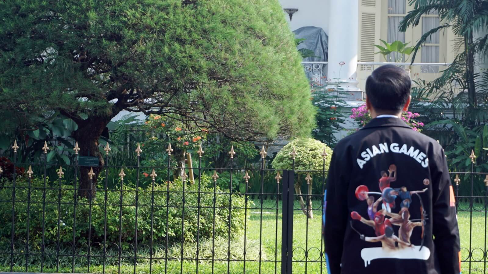 Jaket bertema Asian Games karya NeverTooLavish yang pernah dikenakan oleh Presiden Jokowi